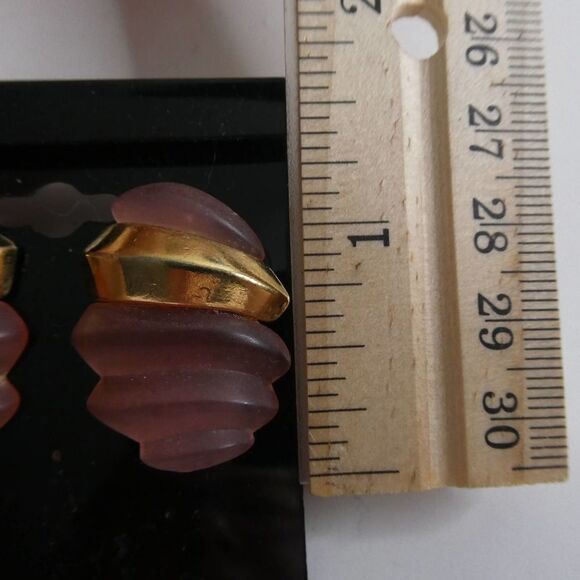 Vintage Art Deco Style Gold Tone Frosted Pink Ribbed Abstract Earrings Pierced - Picture 4 of 6